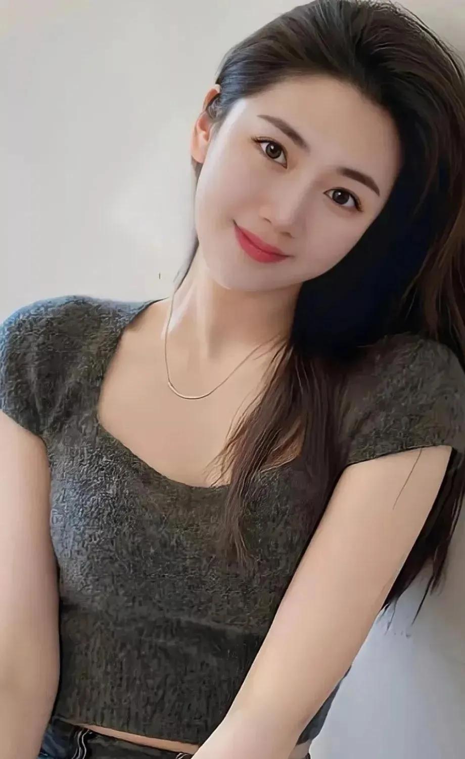 曾经我比谁都善良，比谁都真诚，比谁都心软，是现实让我看透人性，是教训让我看清人心
