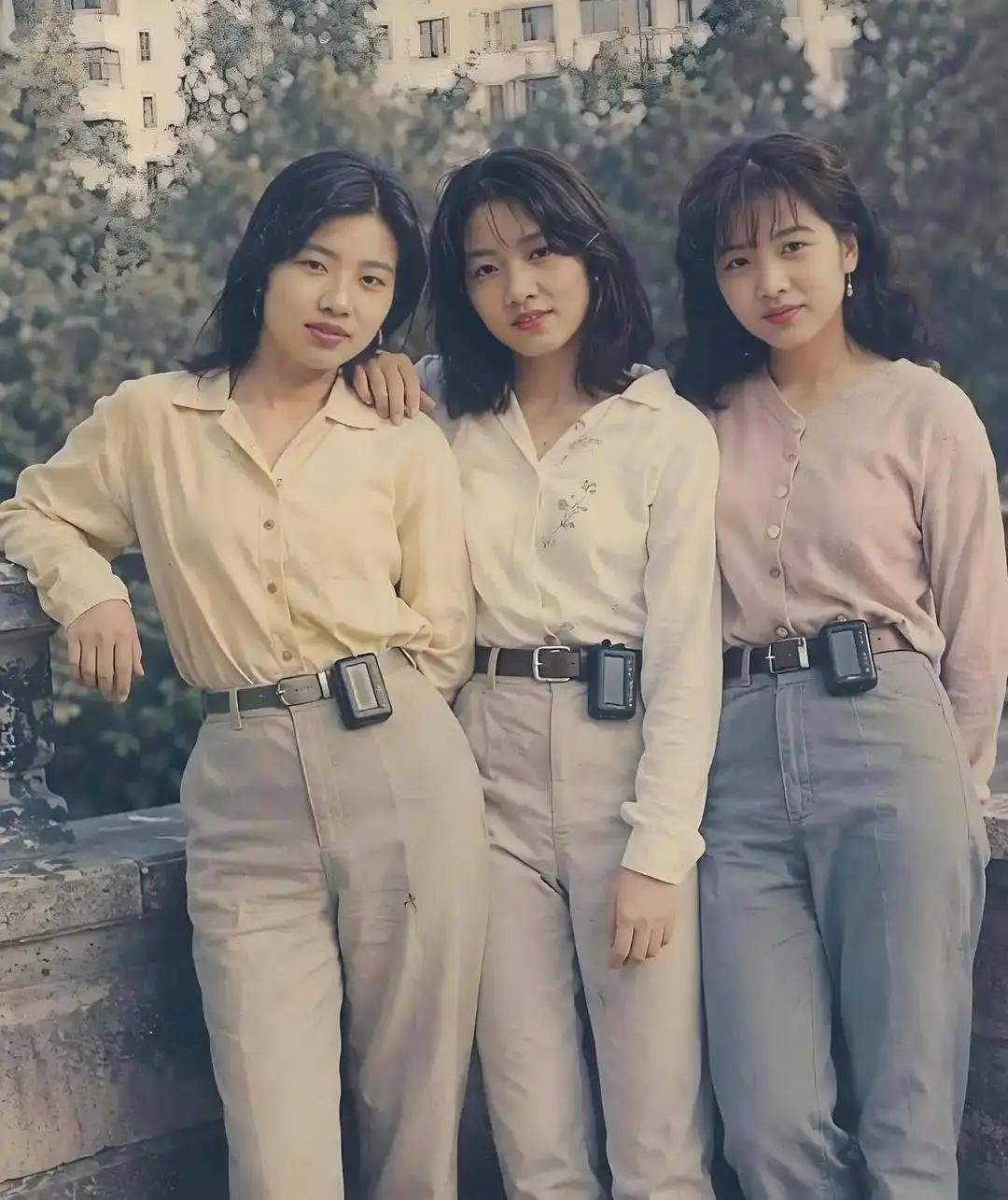那个年代，美女们穿什么衣服不重要，关键是腰间要挂上PP机哈。
[呲牙][捂脸]，