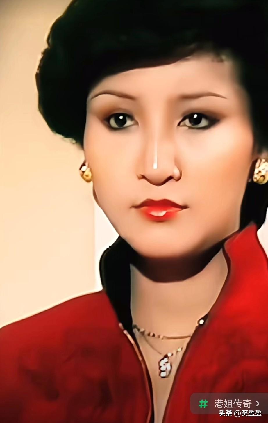 她是香港选美史上永远的传奇——首届港姐冠军，74岁依旧优雅动人。近日曝光的近照中