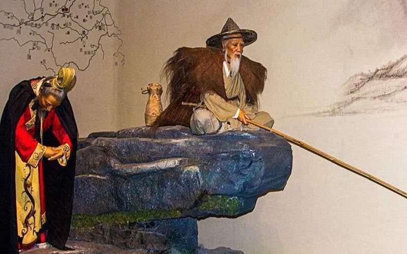 上联：孔明摇扇谋天下
下联：姜尚钓鱼定乾坤