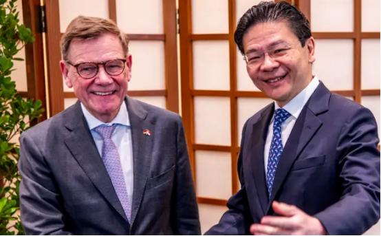 德国之声2月2日报道：“德国外长瓦德富尔在访问新加坡期间表示，尽管存在紧张关系，