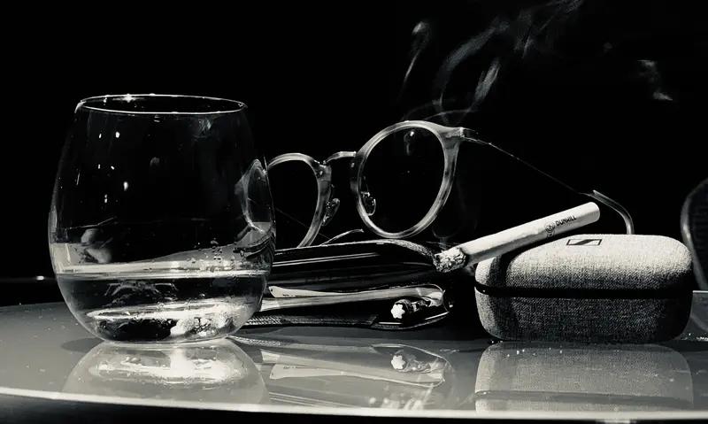 上联：酒里忧愁少，请高手对下联烟中快乐来