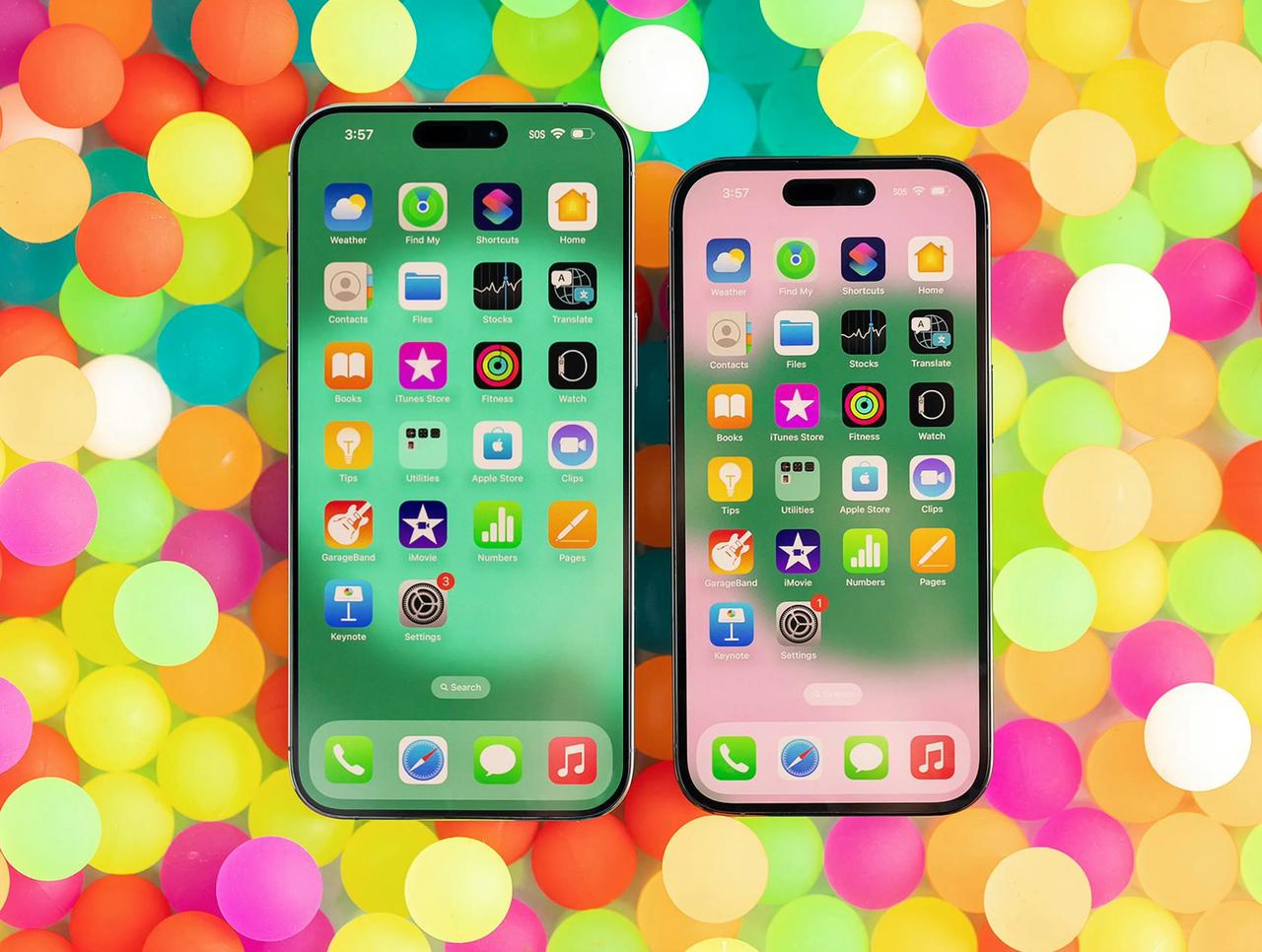 左边是iPhone 15 Pro Max渲染图，右边是iPhone 14 Pro