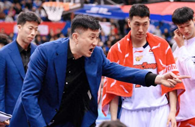 杜锋转任广东宏远总教练 权责多大路怎么走，他还能场边吼？