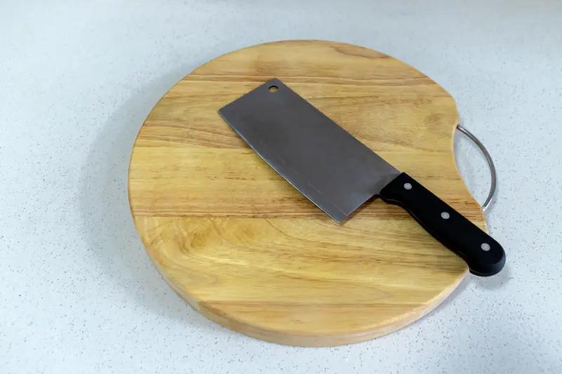 12月7日，男子一手抱娃 ，一手拿菜刀 ，一转身 ，刀尖碰了身后女孩额头 ，小女