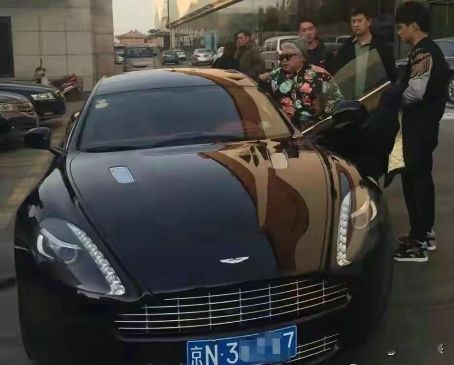 对车不是很懂，也看不出什么是好车，什么是一般的车，比如照片中的这台车，在我看来，