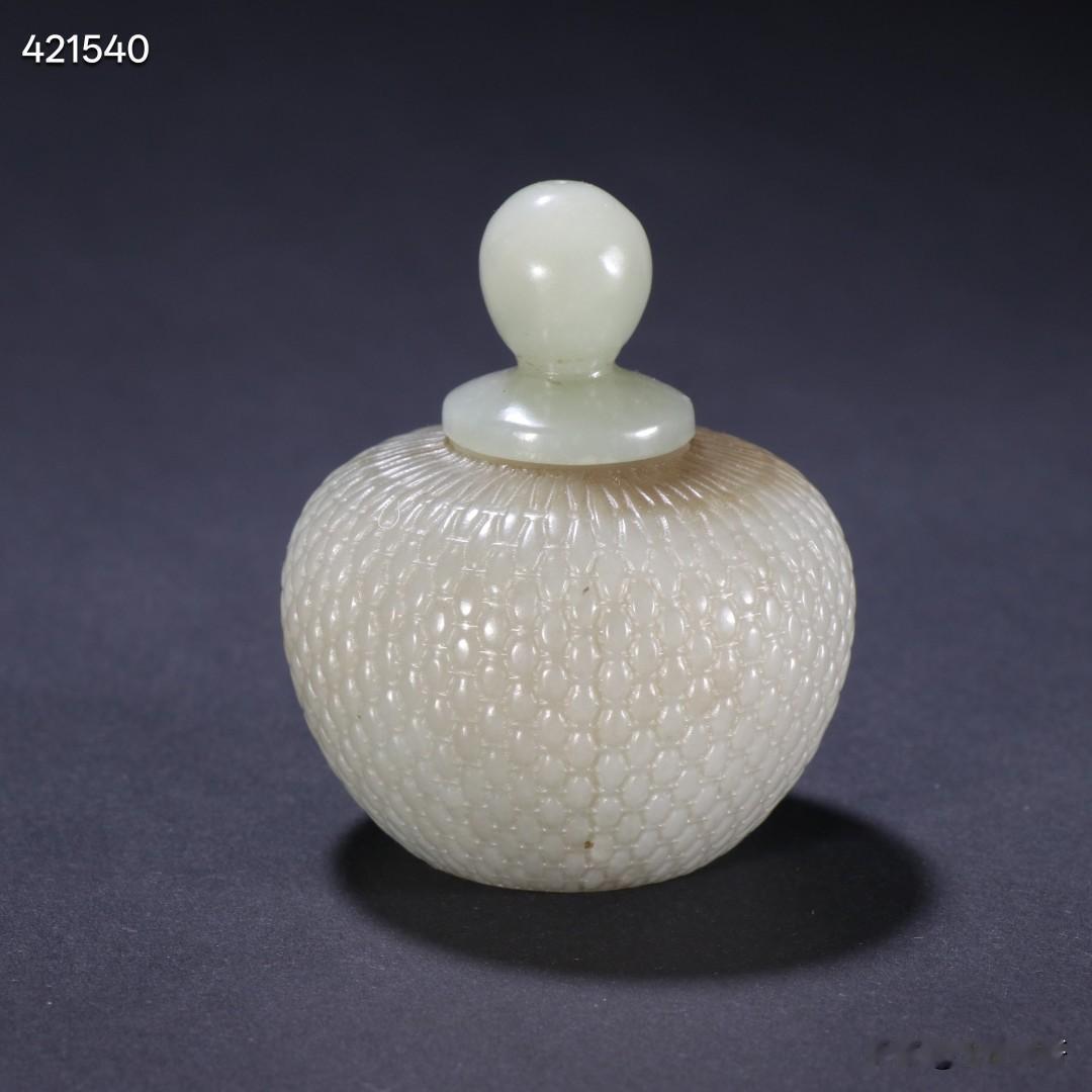 清代 和田玉竹编纹玉罐。
规格-高5.6cm 宽4.6cm