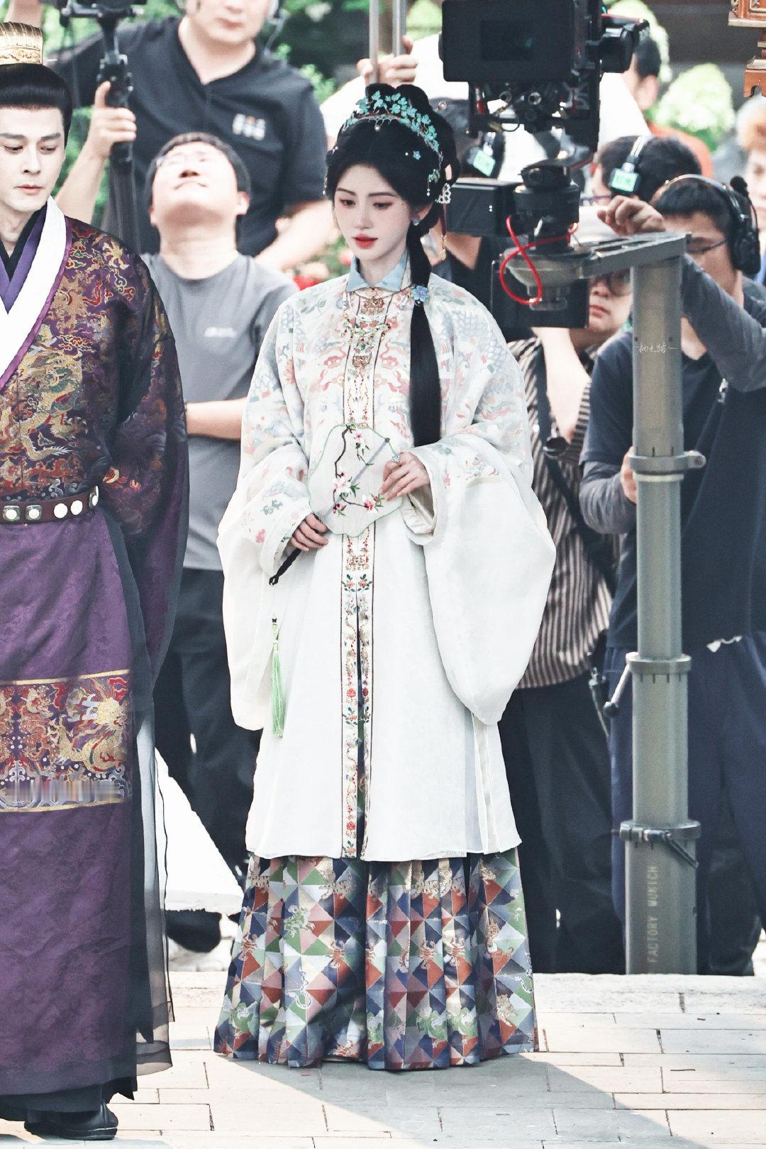 jjy鞠婧祎来战 jjy鞠婧祎阿黛 “玫瑰之所以是玫瑰，是风与光的眷顾，更是视线