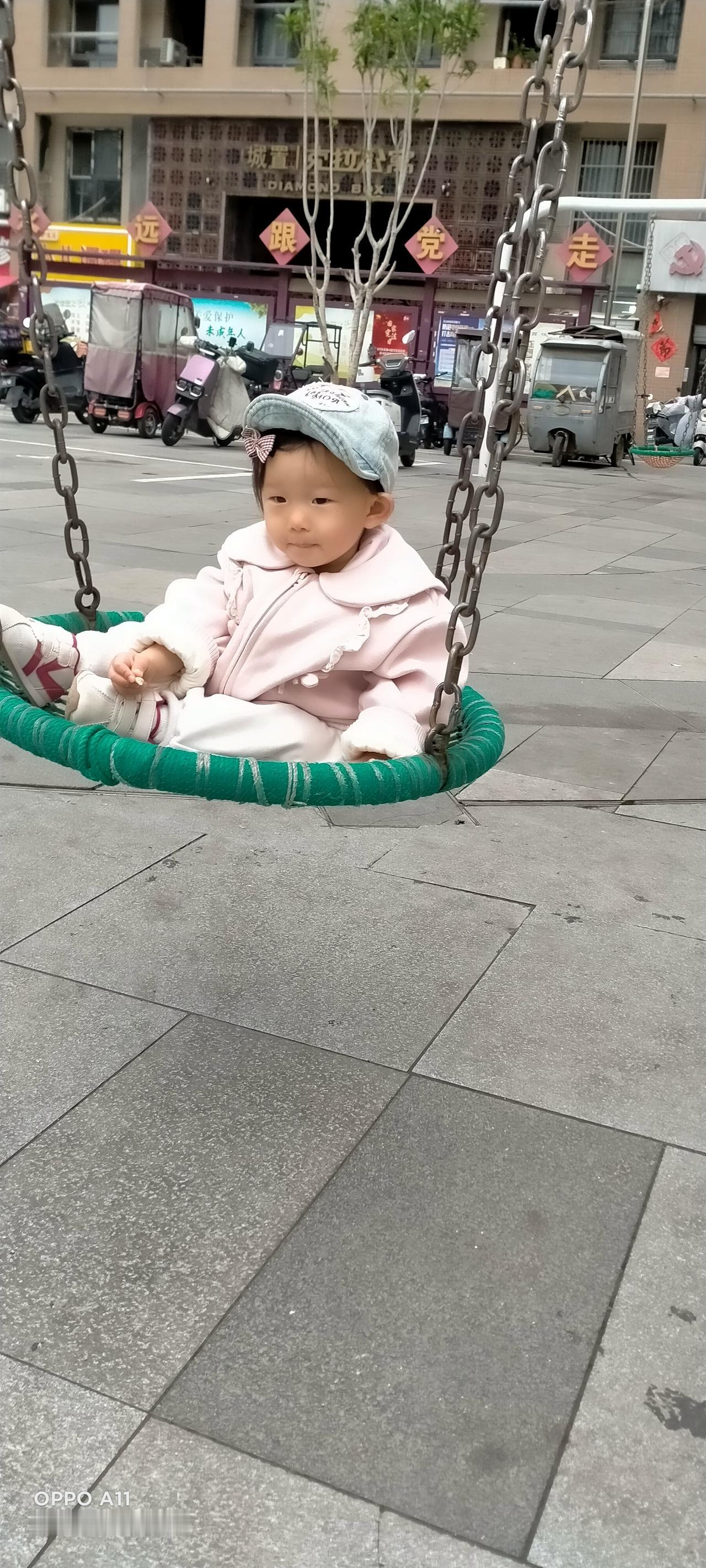 春日生活打卡季愿我孙女一天天活泼可爱，一岁岁平安健康，一年年长大幸福快乐，一生顺
