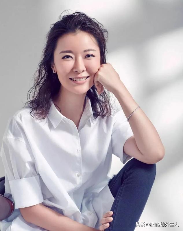 主持人问54岁的柯蓝:“你这么大年纪还没有结婚，你不着急吗？”柯蓝摆摆手:“我妈