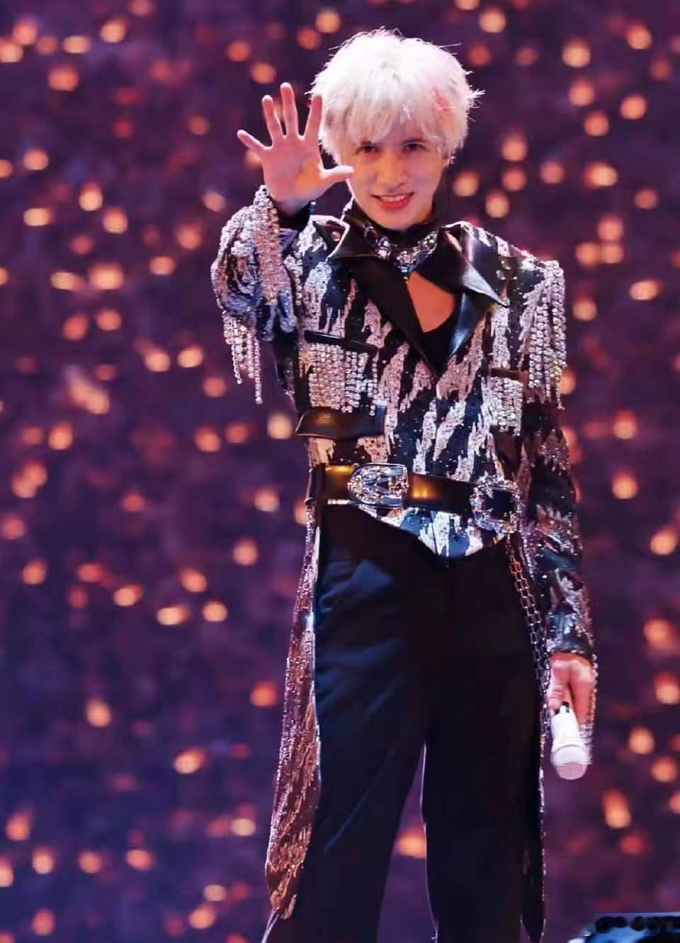 李雨桐被行拘李雨桐非得每隔一段时间就要来把薛之谦拉下水，这次被拘留完全是活该，如