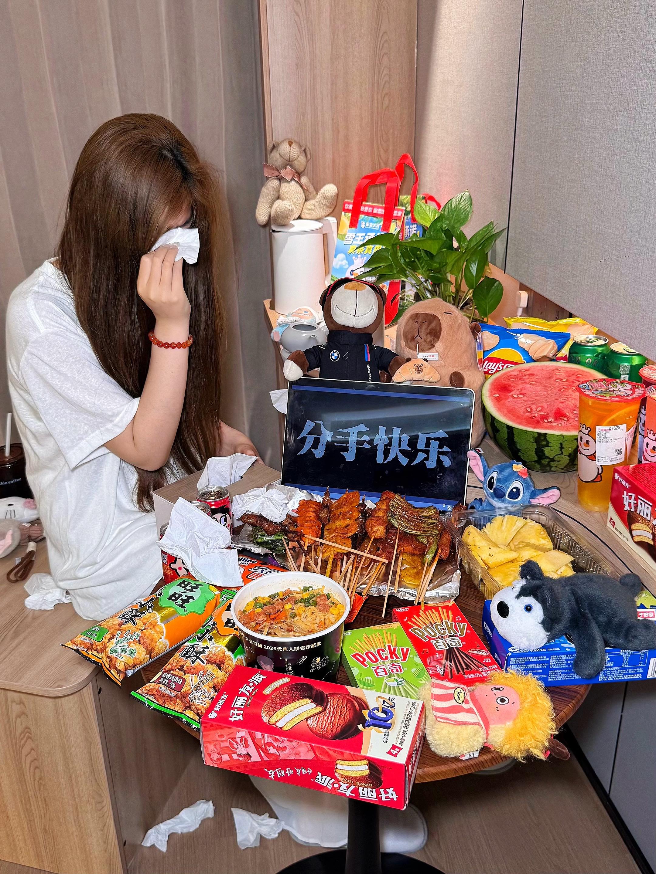 “深夜是谁的电话响 流着泪什么都不讲…”