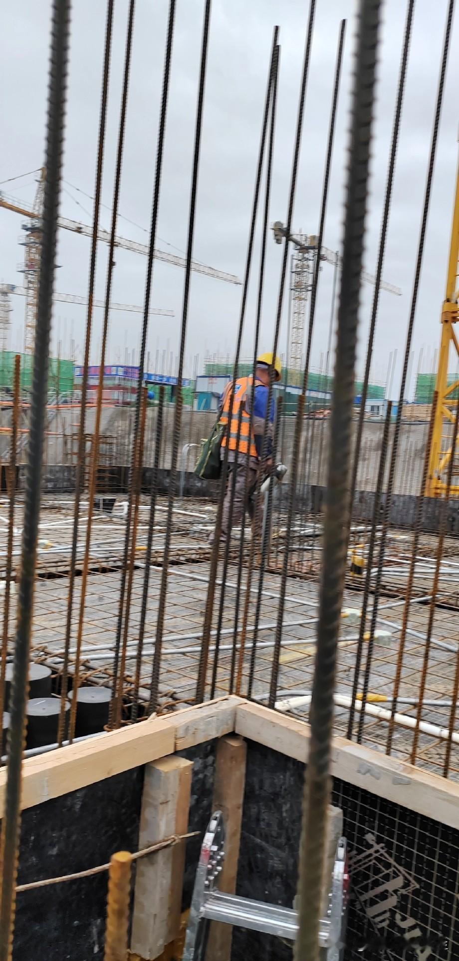 筋疲力尽的人生

老公在工地一晃干了二十多天，总觉着自己咬牙扛过来挺不容易，浑身