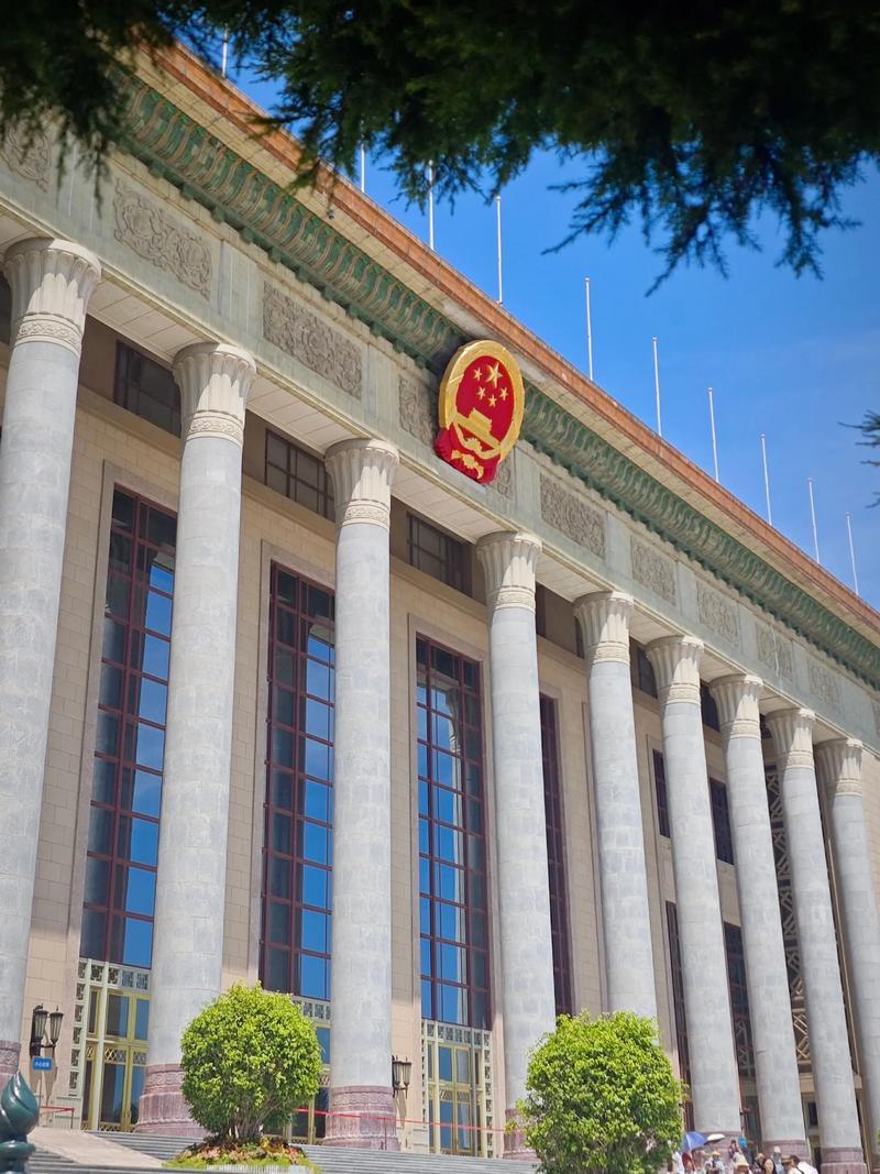 用一句话概括前三十年前三十年成就巨大：在战争的废墟上打下了后来快速发展的基础，在