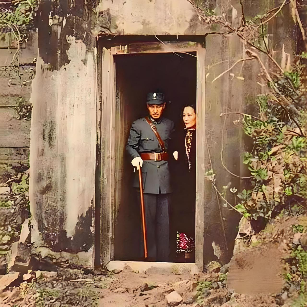 这张照片呈现的是重庆遭受日本轰炸机袭击后，蒋介石搀扶着宋美龄走出防空洞的场景。画