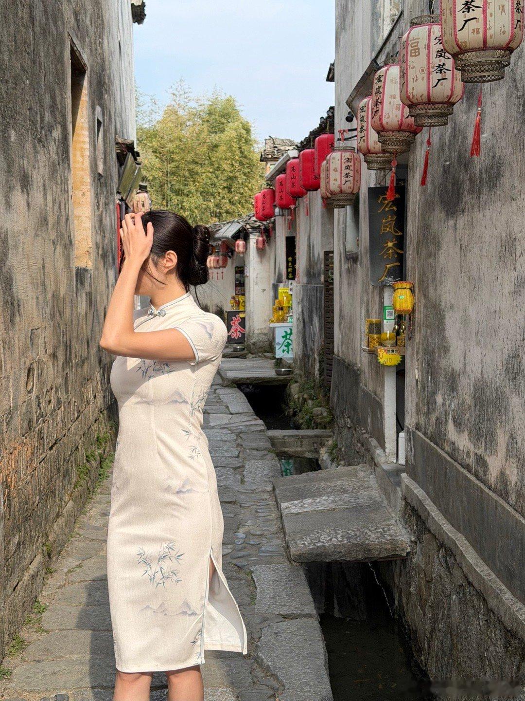 又认识了一个新字 yi 黟县古镇很静谧 路边小店买的旗袍也够拍几张游客照📸 黄