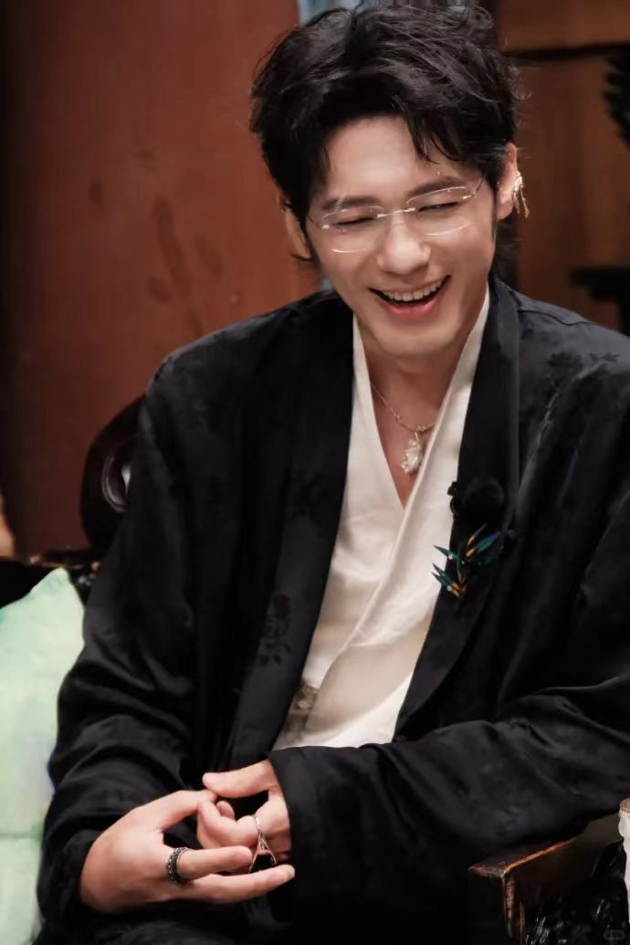 白宇 徐胜利：沉稳温柔的年上男，眼镜是本体 白宇一副眼镜两个daddy白宇还需要