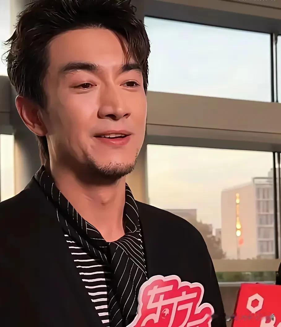 林更新突然间老了十多岁，这胡子长得太难看了。
怪不得林更新这么多年脸上都是干干净