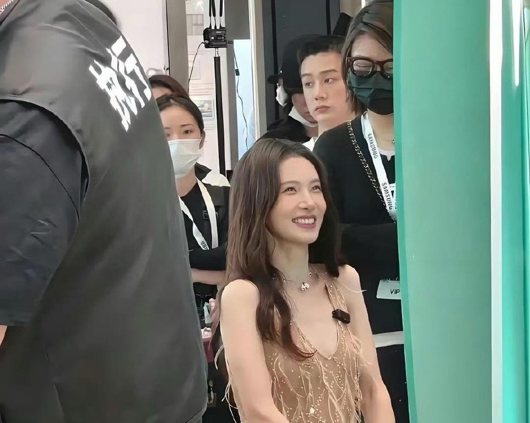 这是‌金晨？还真没‎‏认出是本人。电视﻿里看着也﻿就那‍样，没想到真人居⁠然⁠能