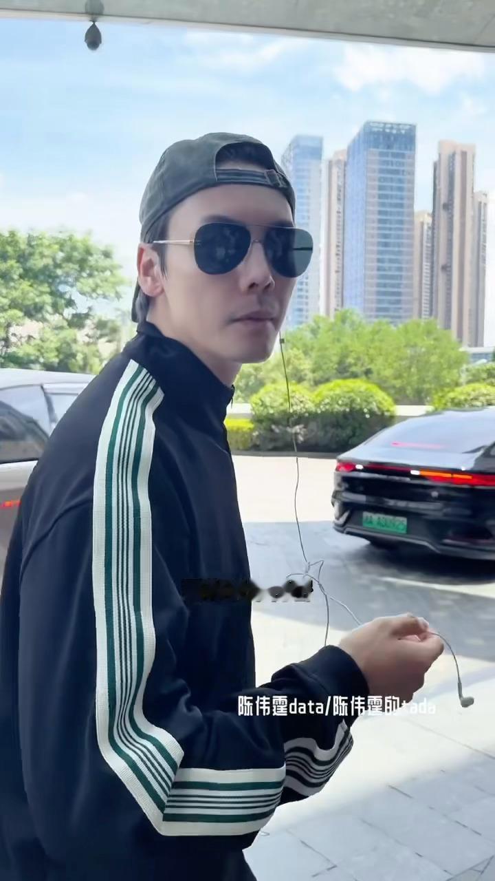 陈伟霆耳机都摘了结果被耍到了me me me me me me me～～哈哈哈哈