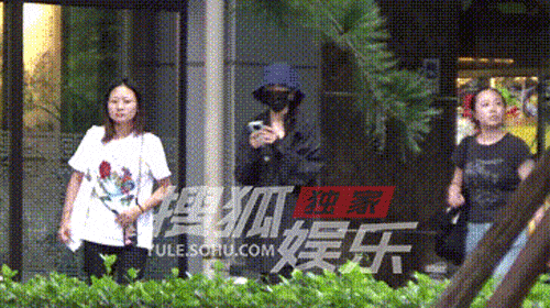 杨幂健身服马尾辫现身街头快步而行路透图 ​​​