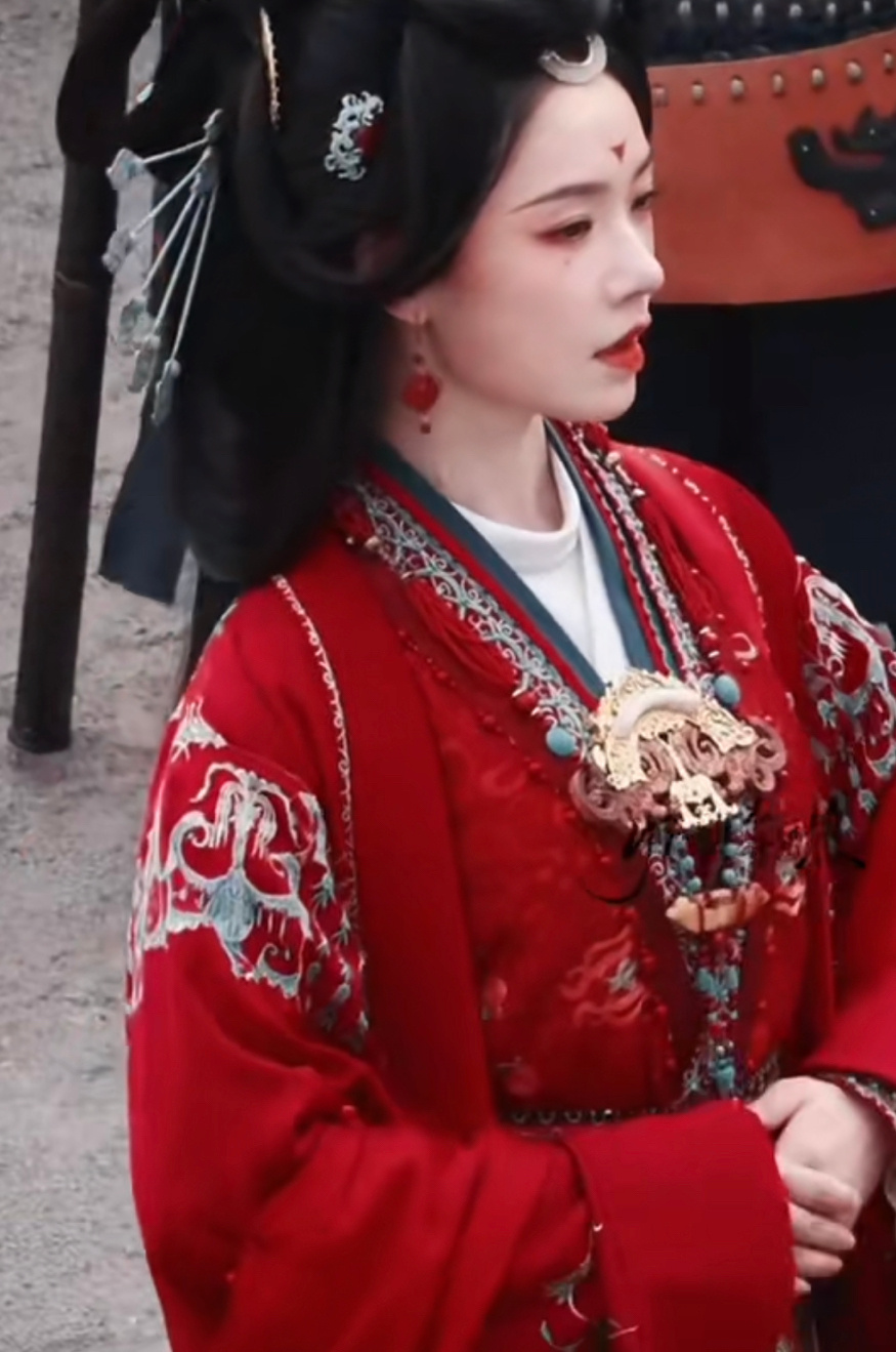 林允《归鸾》温瑜婚服路透，翁主霸气转身，还有种女祭司的神秘感！ 