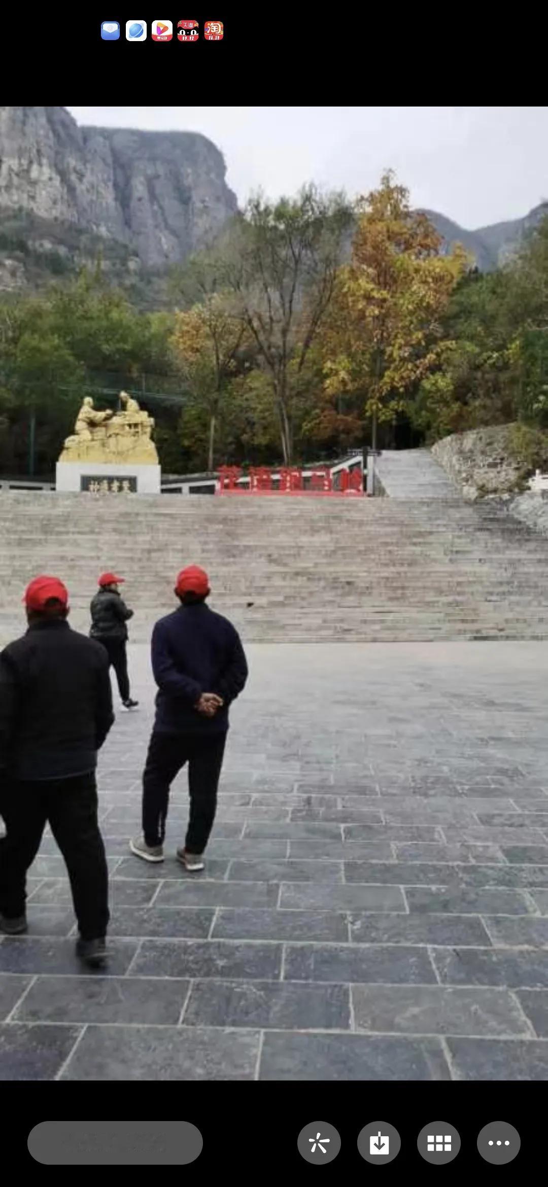 河南卫辉跑马岭地质公园景色绝美。其地质景观独特，岩溶洞穴内钟乳石、石笋千姿百态，