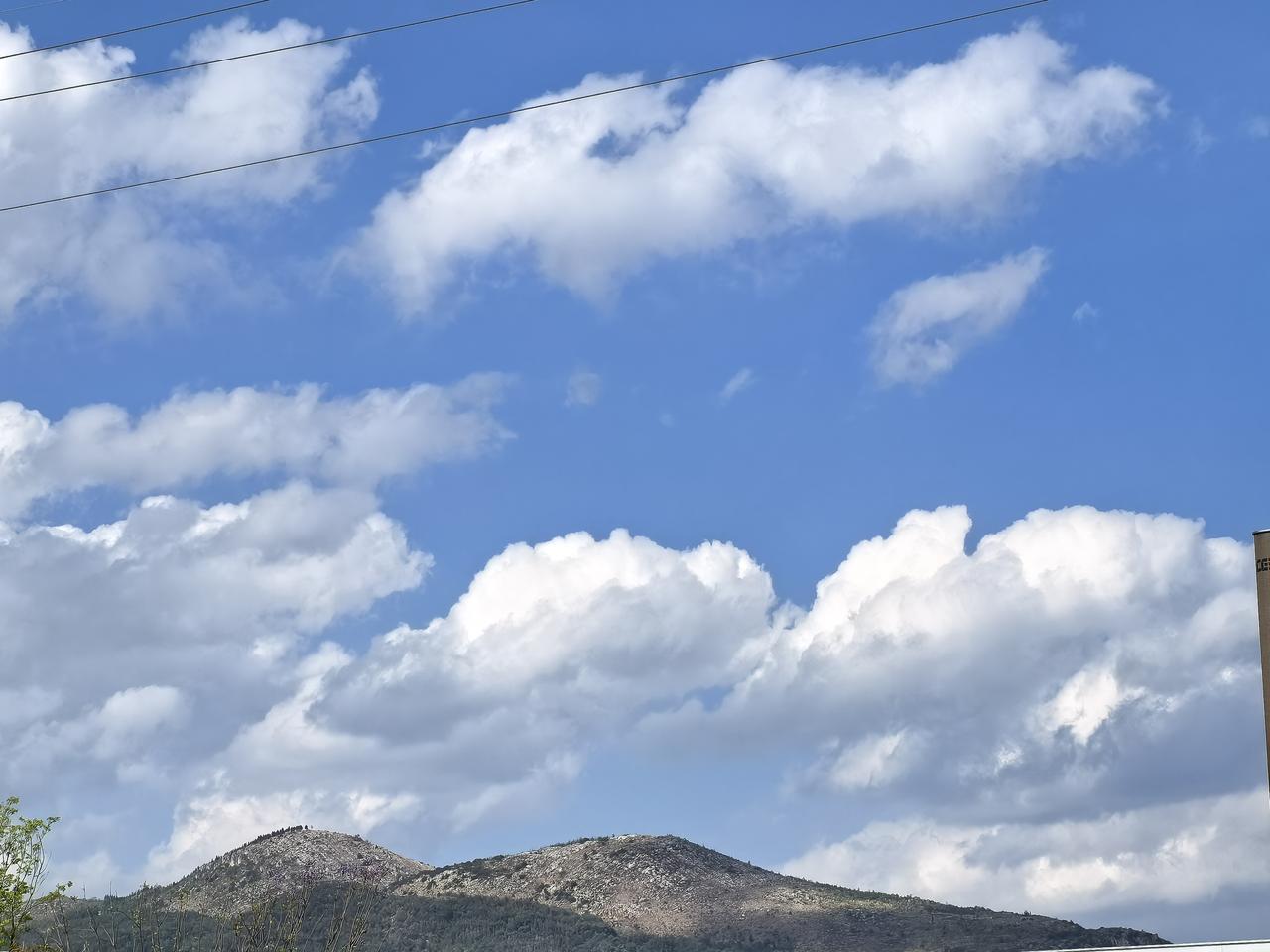 这是叫什么山啊！，在昆明的西北新城靠近王家桥上面的后山，山上都是光的，仔细一看原