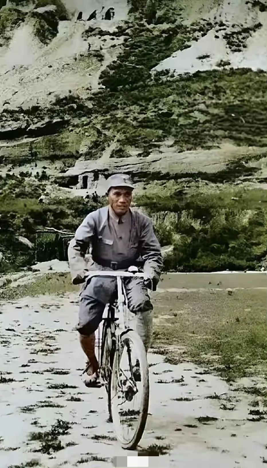 1938年的延安，黄土路上的尘土被风吹起来，落得满身都是。朱老总刚从前线回来，骑