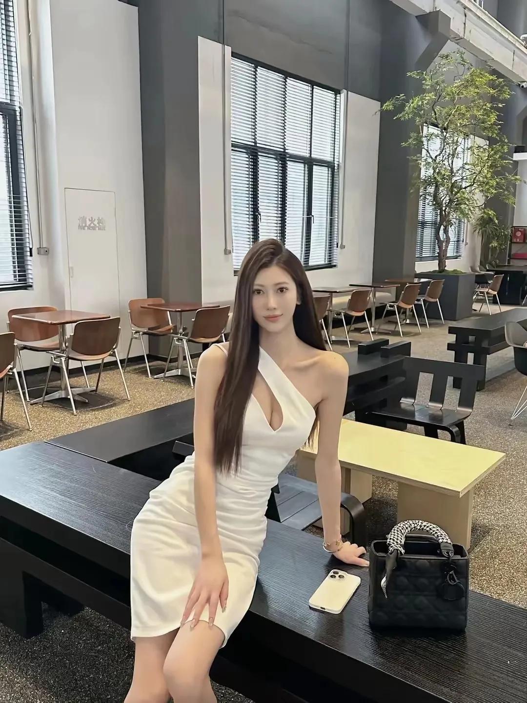 这位姐姐，身姿曼妙，宛如画中仙子，每一线条都散发着令人窒息的美感。她的美，不仅仅