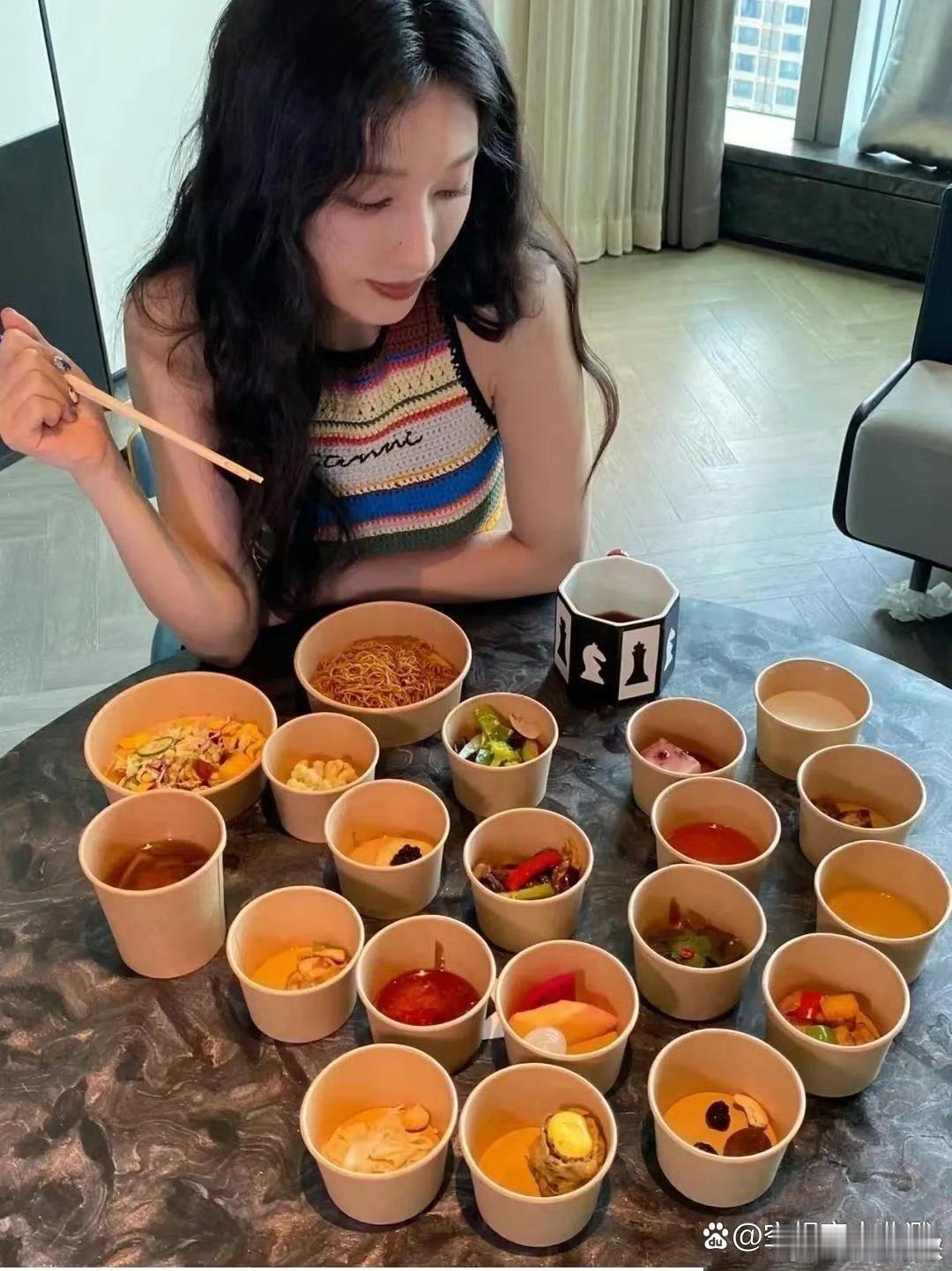 原来女明星一顿吃20碗居然是真的，就是用这么多一次性碗有点不太环保。 ​​​