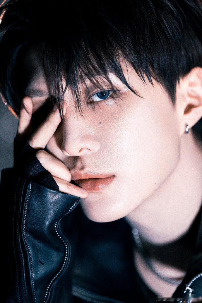 范丞丞跳舞好像扭秧歌 好六现场气氛太嗨，范丞丞彻底放开扭，舞步欢快到和扭秧歌无缝