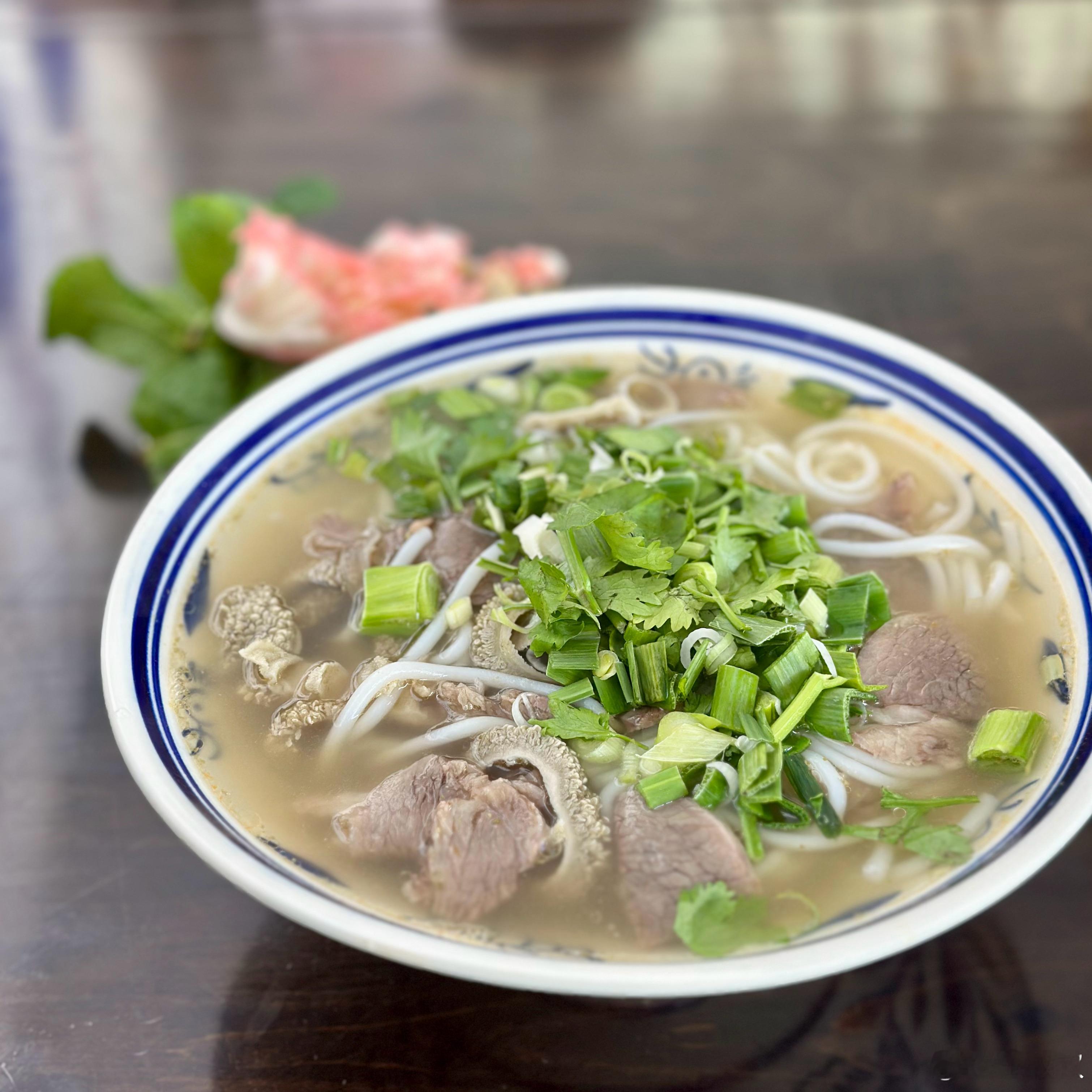 今天中午吃一碗清汤羊肉粉，小碗加肉加肚，31元。这家卖的是遵义风格的贵州米粉，听