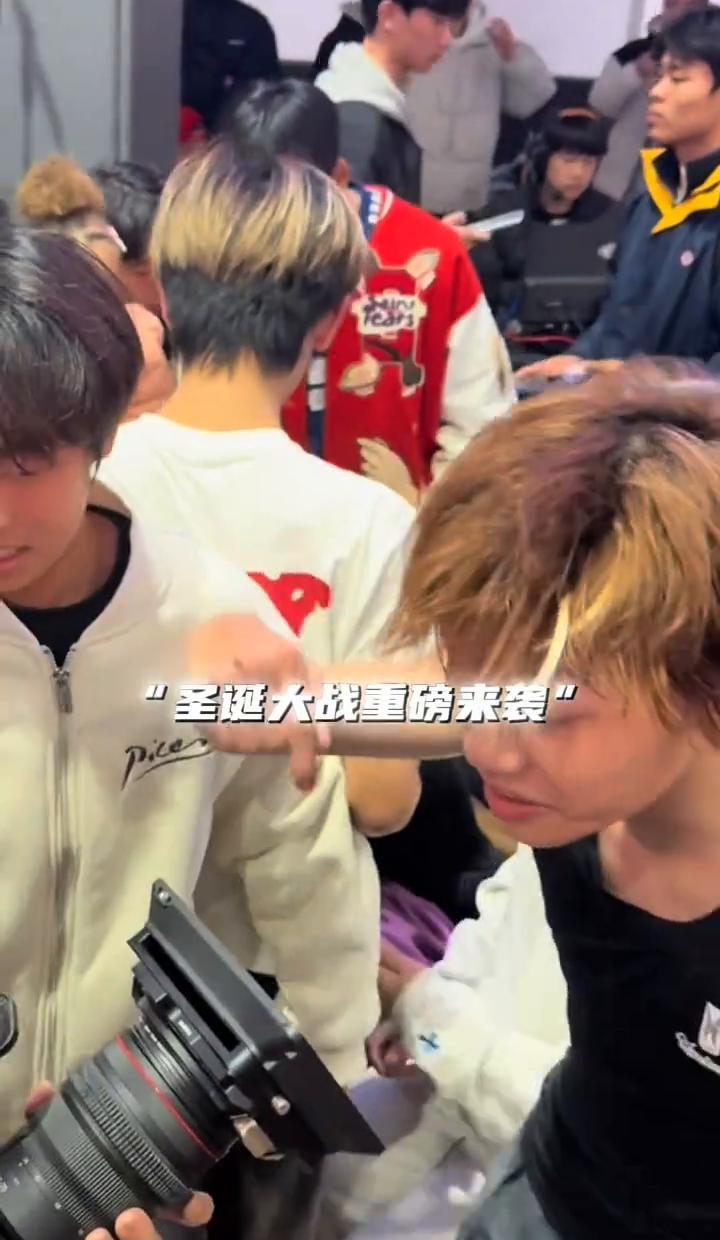 主力slim缺席的圣诞夜，厚米队却用暴扣炸翻了新球馆的开业地板。
李宇雄带队打3