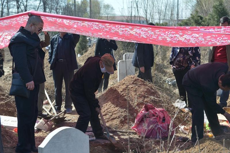 最近河南一起火化事件太离奇了。90岁老人火化后，骨灰里竟多出4颗钢钉。殡仪馆称老