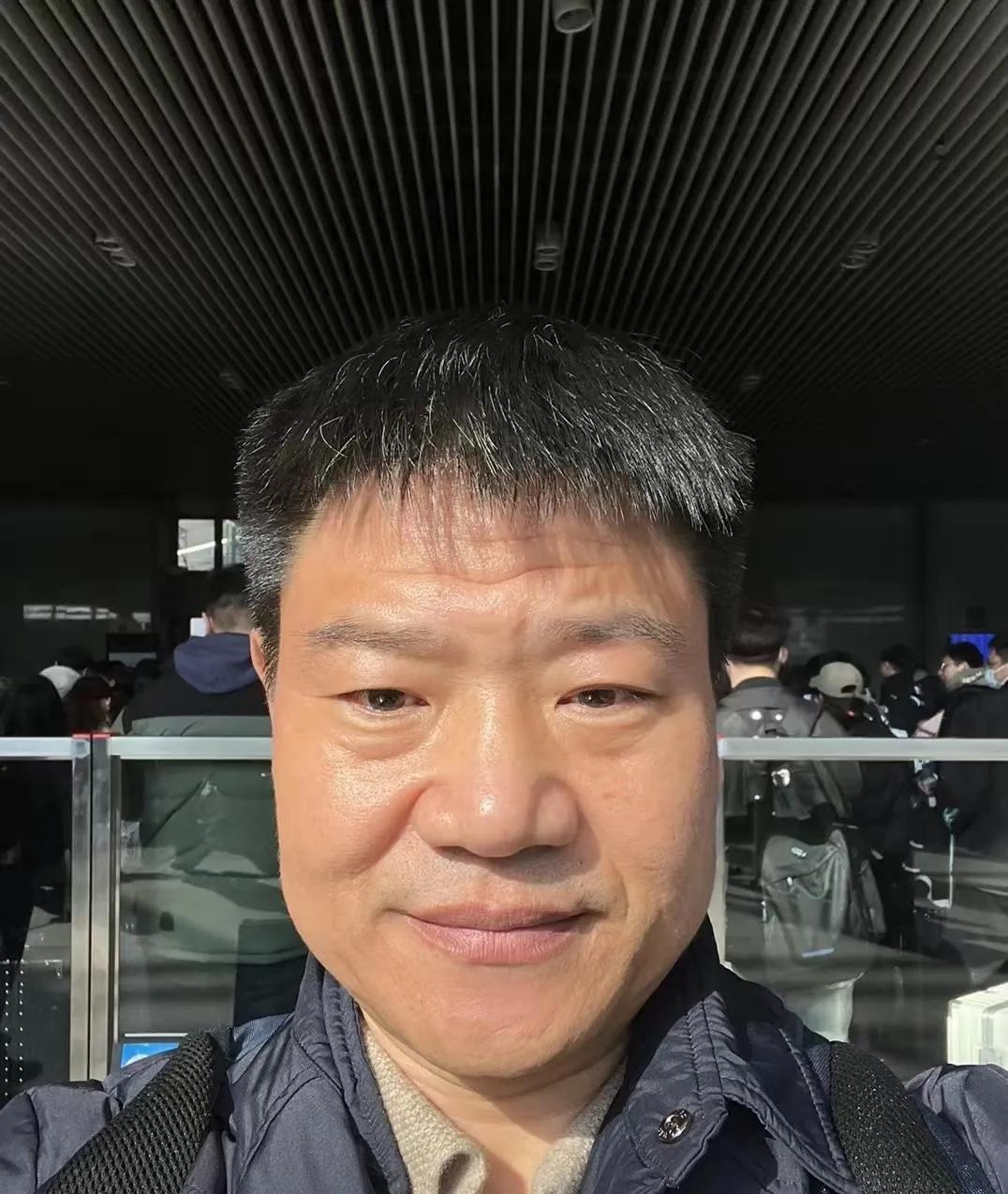 老陈一句“官网查不到”，嘎子直播间瞬间被弹幕砸成蜂窝。

有意思的是，酷派第二天