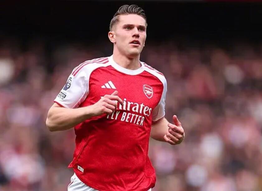 《邮报》报道，阿森纳球星维克托-哲凯赖什已与女友伊内斯-阿吉亚尔复合。去年夏天，