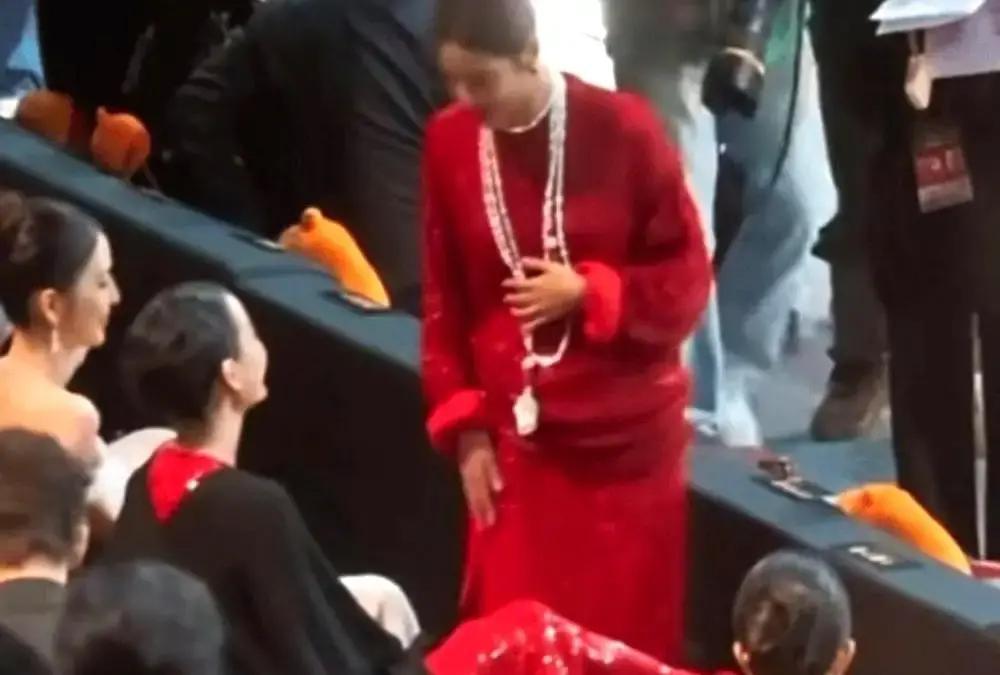 地铁里一位大爷突然晕倒，旁边小伙立刻冲过去做心肺复苏。

地铁工作人员也赶来，一