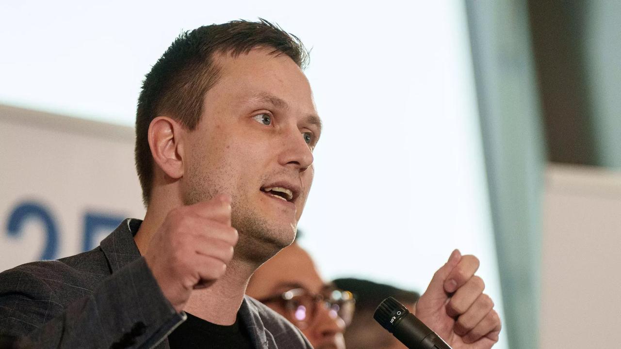 据俄新社相关报道，格陵兰总理延斯 - 弗雷德里克·尼尔森公开发出呼吁，强调要为美