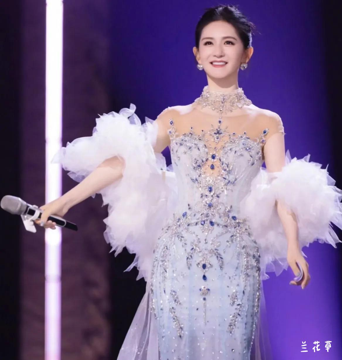 谢娜开演唱会，就够让人惊悚的了，她还全国巡演。
她的专业是主持人，而非歌手，她能