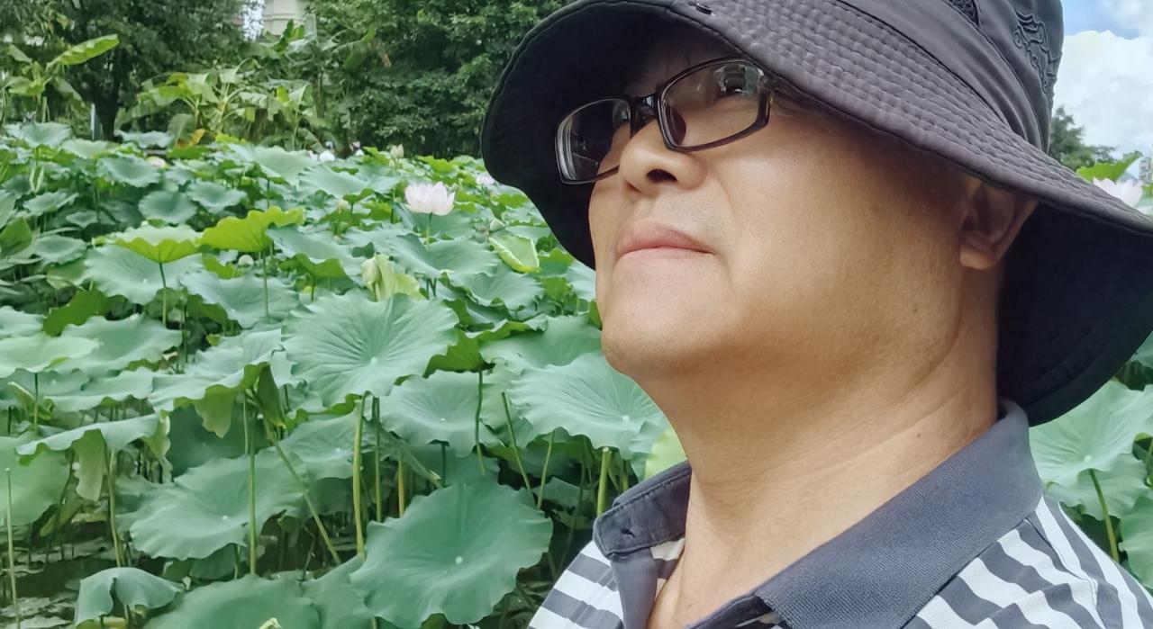 一个人的夏天，除了有点热和孤独外，其它的一切都很好。
      炎炎夏日，我费