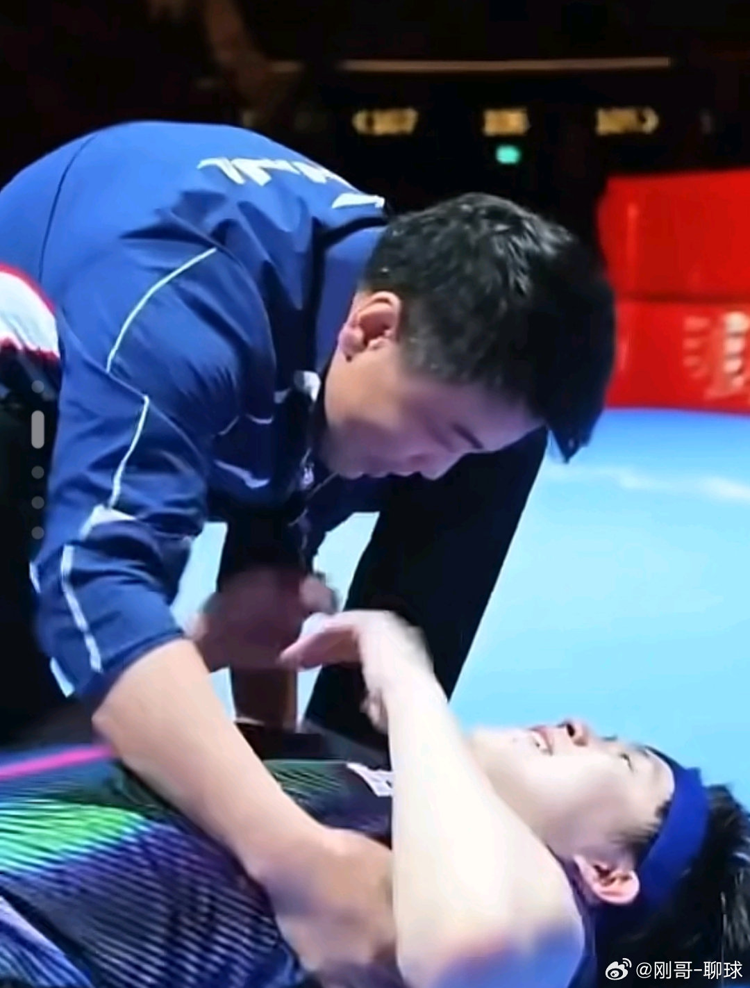 王皓偷偷抹泪夺冠师徒相拥 泪洒澳门！王皓夺冠后偷偷抹泪，师徒相拥看哭全网4月5日