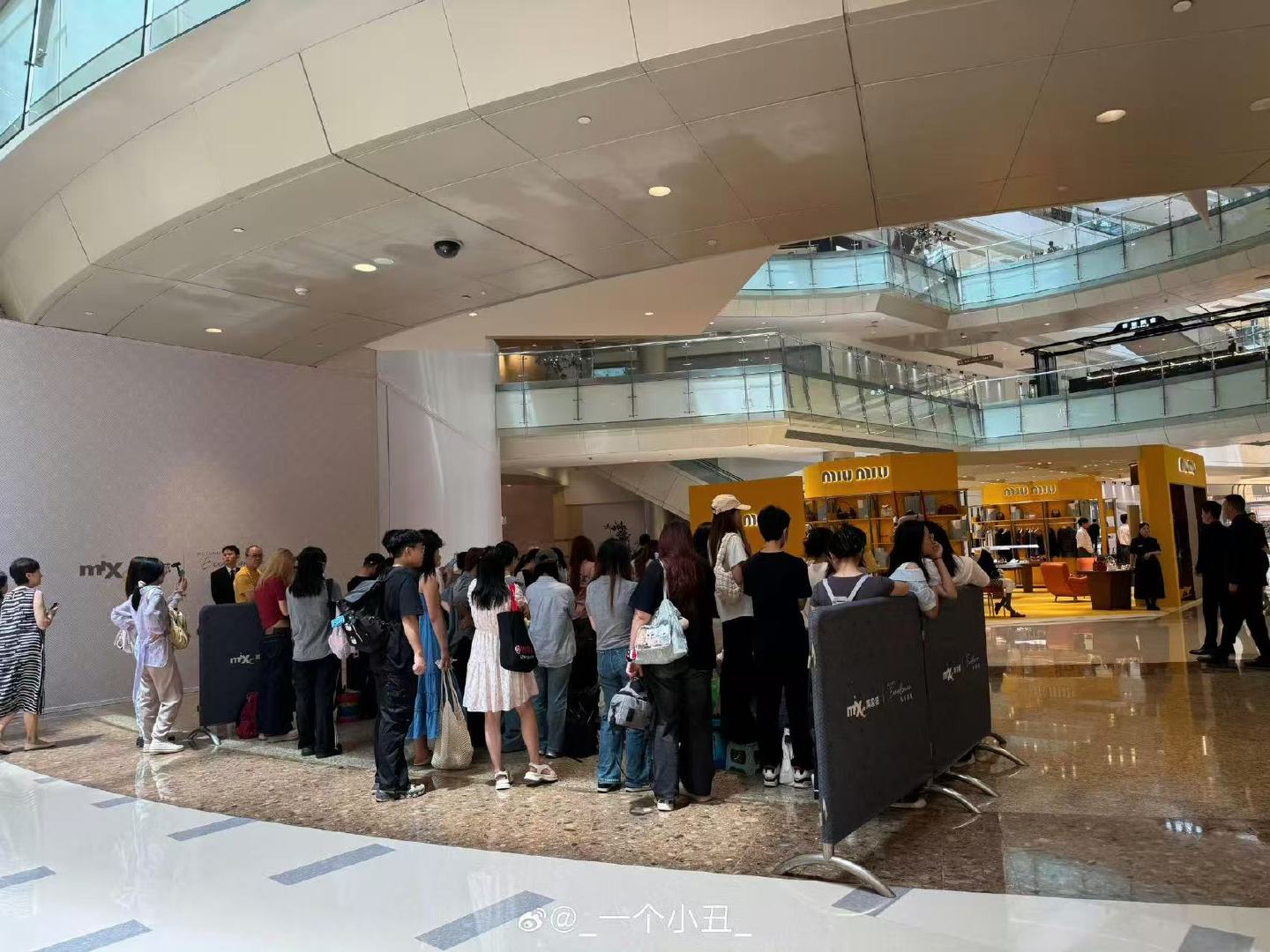 刘浩存深圳活动刘浩存深圳miumiu活动 ​等待美美的存子出现～ ​​​