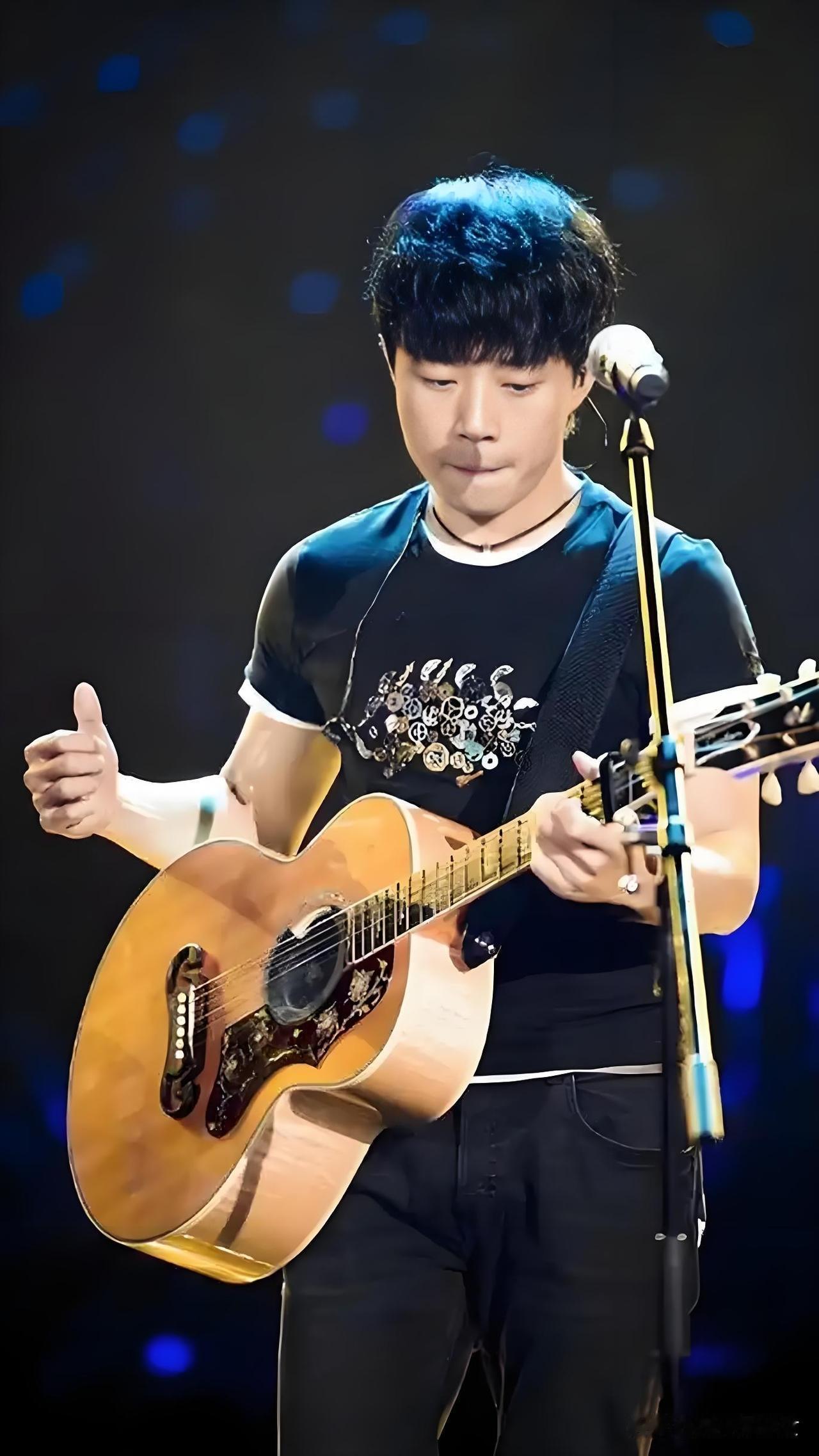 我严重怀疑，
赵雷之所以开演唱会，
不是为了捞钱，也不是为了炫人脉，而是为了来跟