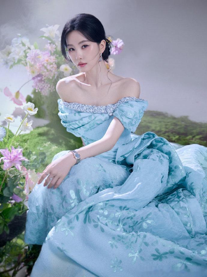 刘诗诗穿上海天蓝裙宛如海之精灵，温柔气质与灵动裙摆，氛围感直接拉满！刘诗诗夏日海