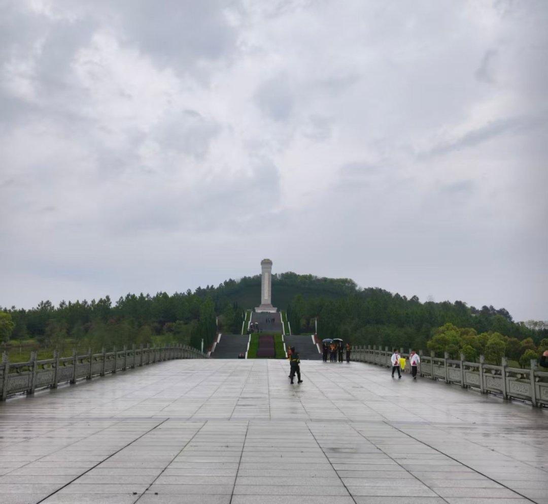 学校组织10公里徒步陵园扫墓，我给娃请了假：10公里路，真不是矫情......