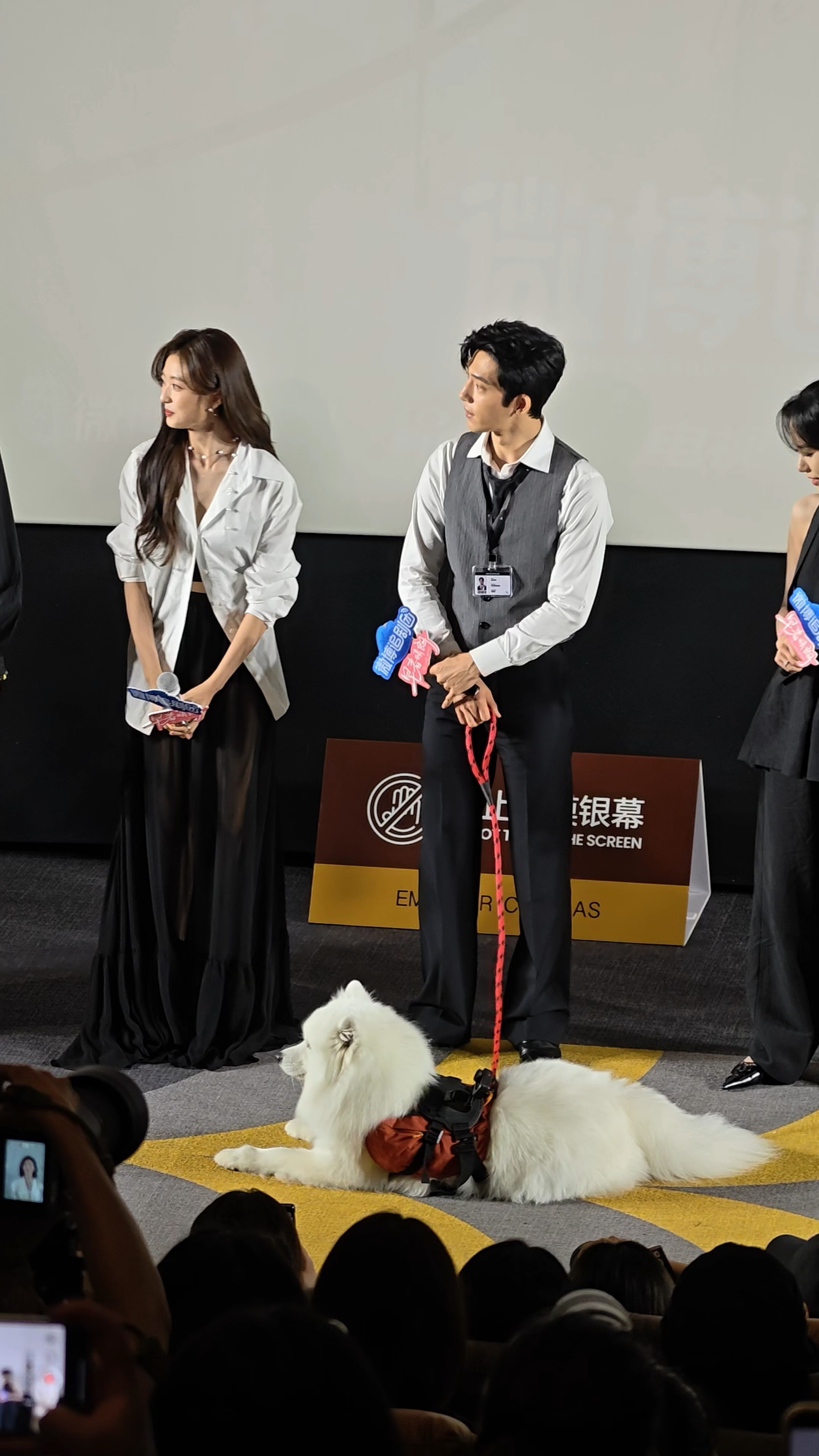 井柏然孙千现场抢狗 抢狗名场面流出后网友纷纷热议，大家不仅被可爱小狗吸引，更嗑到