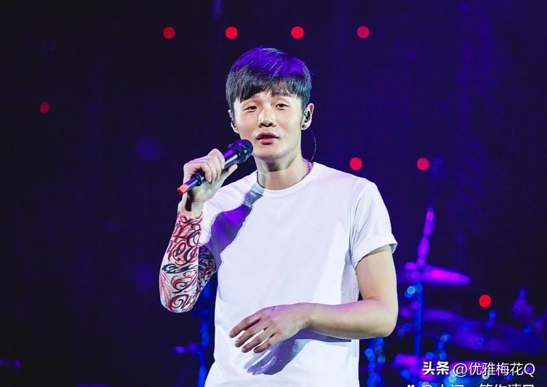 单依纯唱了《李白》，李荣浩没同意，音著协盖章说这算侵权。事情就这么简单，没那么多