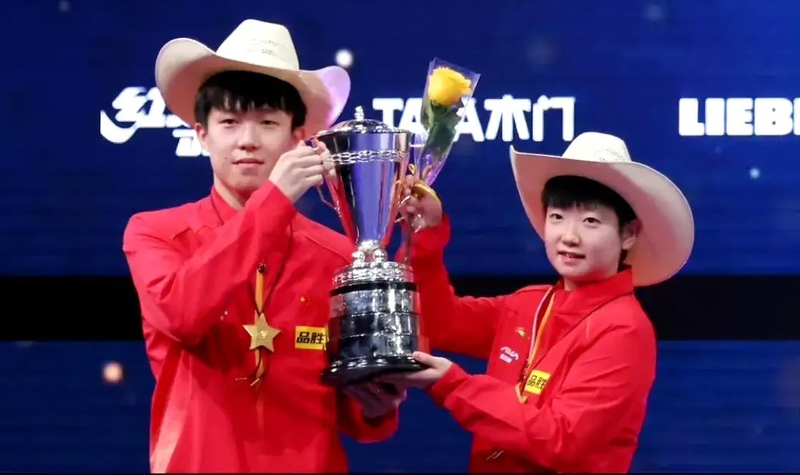 世乒赛三连冠，今年的合照，灯光确实有点暗了！幽暗的灯光，黑色的衣服，真的是两眼一