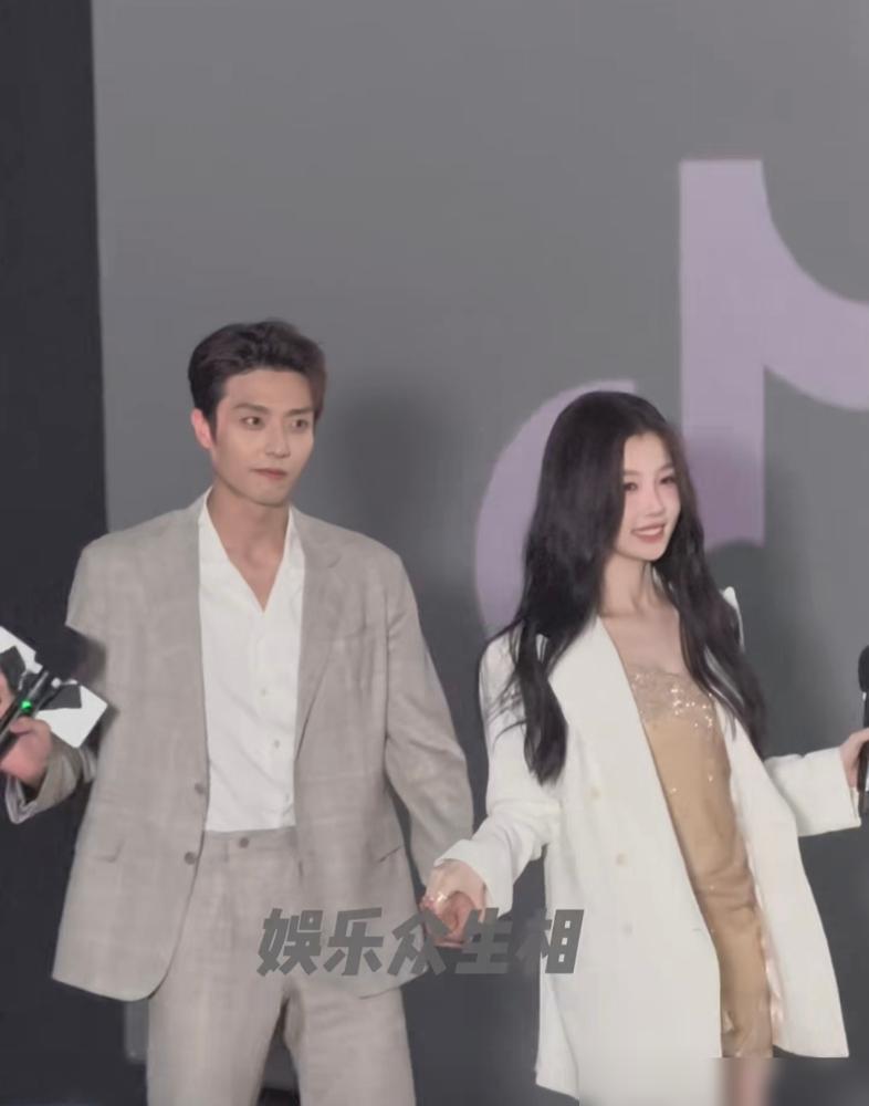 内娱的女明星，终于搞懂了怎么营业。

虞书欣，一个把CP玩明白的人。

新剧宣传
